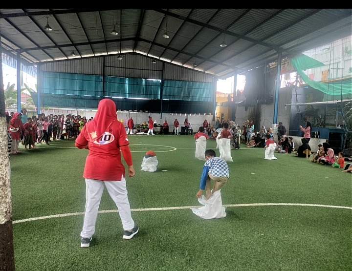 Lomba balap karung yang digelar di lapangan futsal Mutiara Jalan Hasanuddin, Karang Anyar Pantai