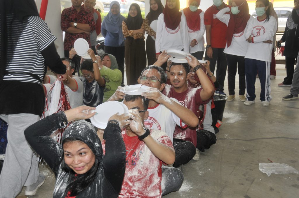 Lomba estafet tepung (Sumber foto: Dokumentasi BPK Sumsel)