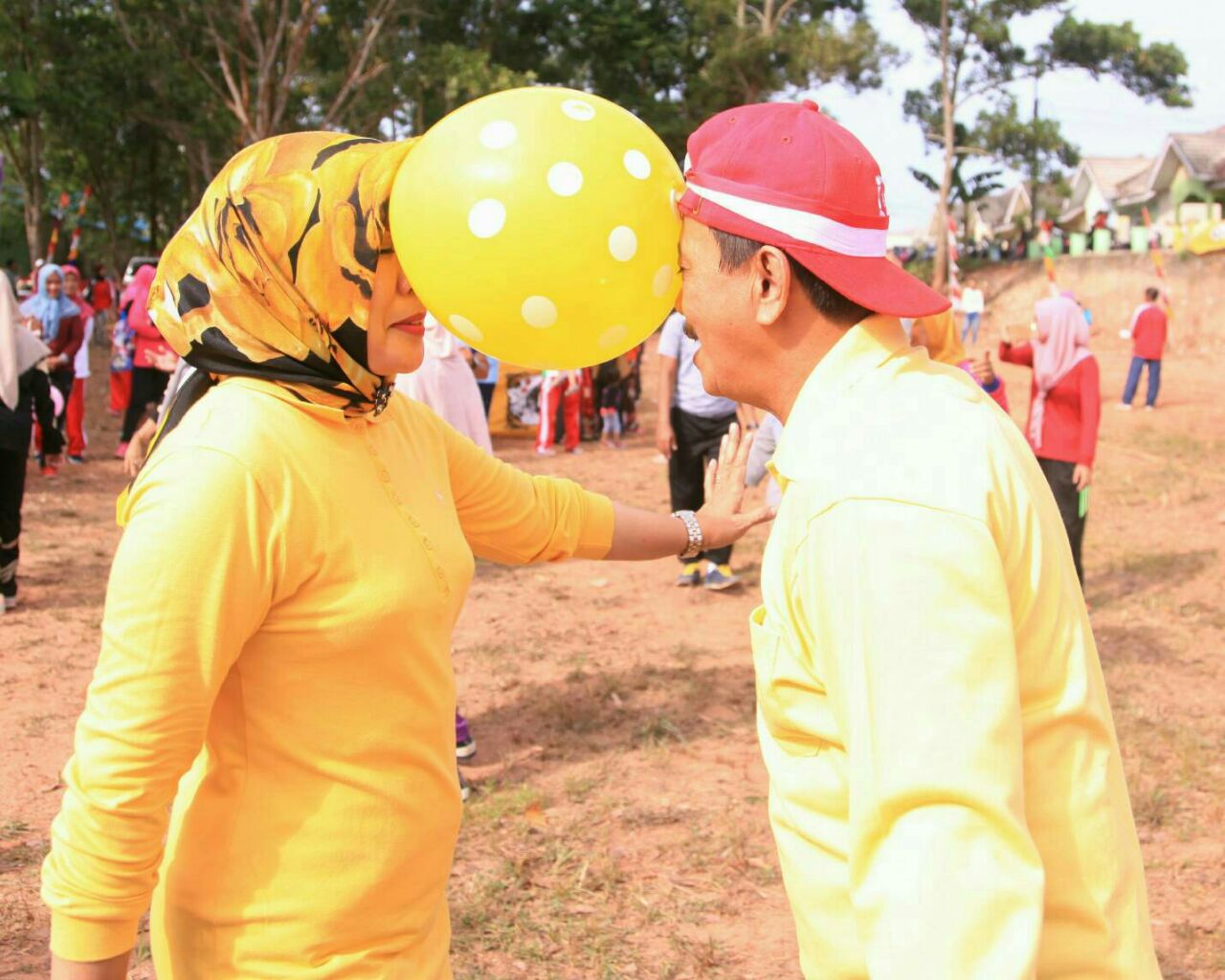 Lomba joget balon (Sumber foto: Zonakepri.com)