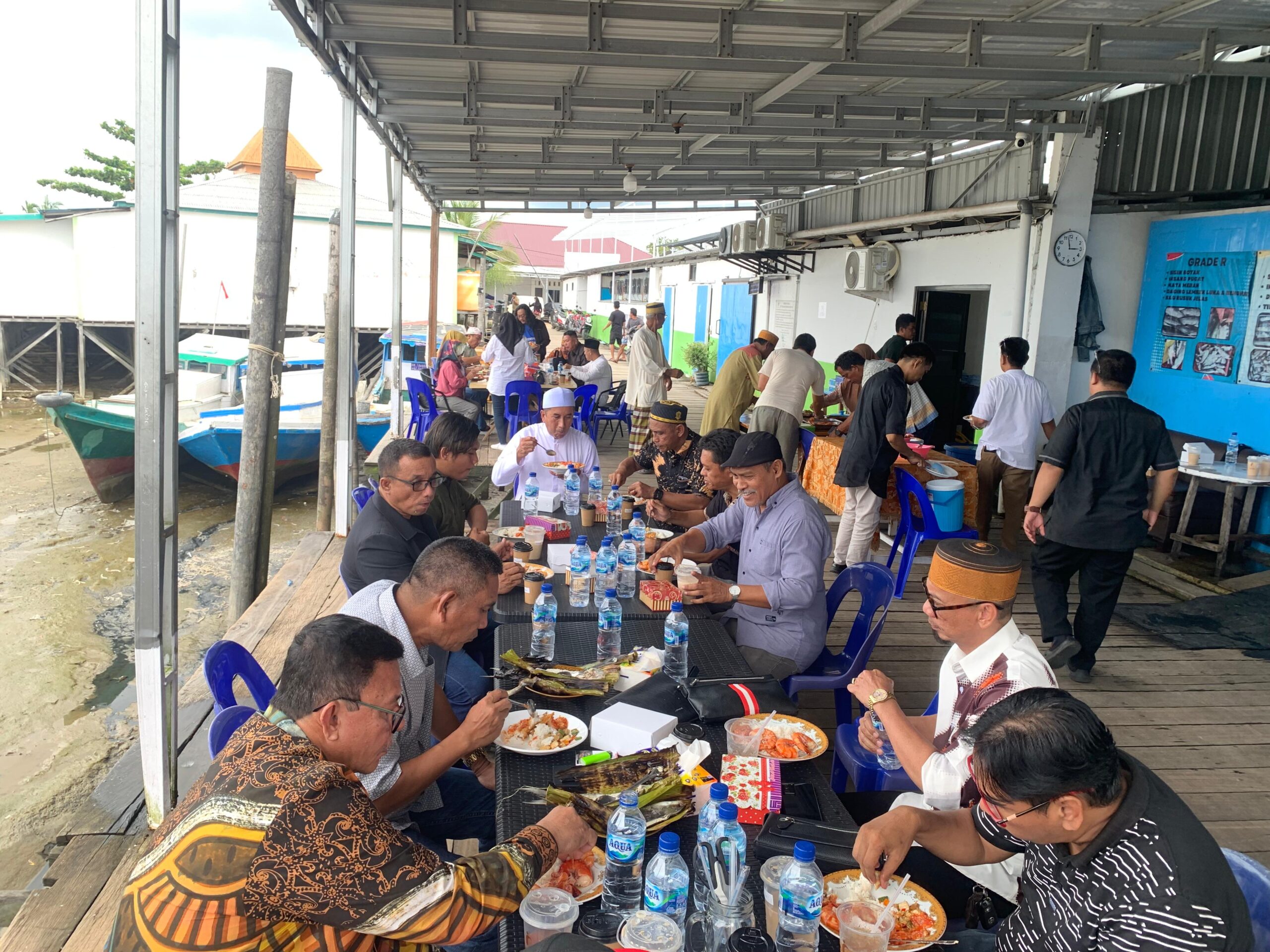 Sulaiman bersama Prof Adri Paton saat menikmati hidangan makan siang bersama warga Juata Laut