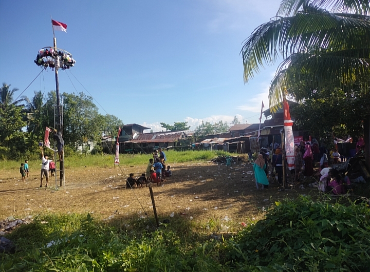 Lomba panjat pinang digelar di Ladang Dalam, Kelurahan Pamusian pada 2022 lalu.