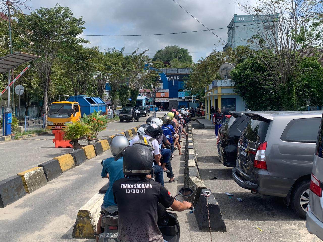 Tampak antrean di loket pembayaran karcis sepeda motor