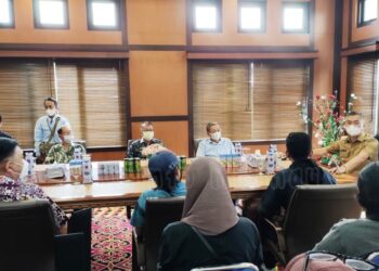 Usai Lakukan Pertemuan, Bupati Ajak Pelaku Usaha Kunjungi Ruang Kerjanya