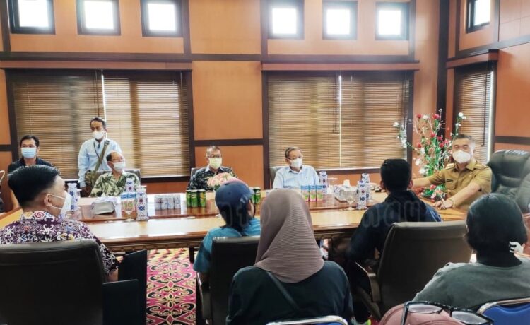 Usai Lakukan Pertemuan, Bupati Ajak Pelaku Usaha Kunjungi Ruang Kerjanya