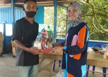 Jelang Hari Raya Idul Fitri, Ketua RT.01 Desa Malkot Bagi Parcel