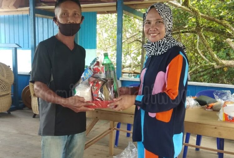 Jelang Hari Raya Idul Fitri, Ketua RT.01 Desa Malkot Bagi Parcel