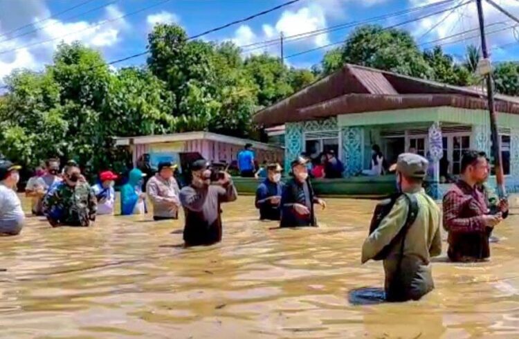 Kunjungi Lokasi Banjir, Bupati Himbau Warga Untuk Tetap Waspada