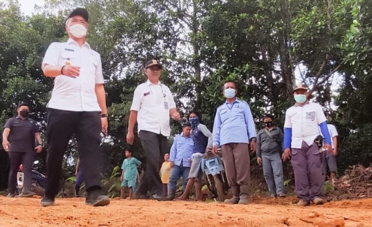 Bupati Tinjau Jalan Tani yang Menghubungkan Kelompok Tani Di 3 Desa