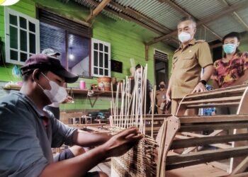 Bupati Kunjungi Salah Satu Pengrajin Rotan Di Desa Pelita Kanaan