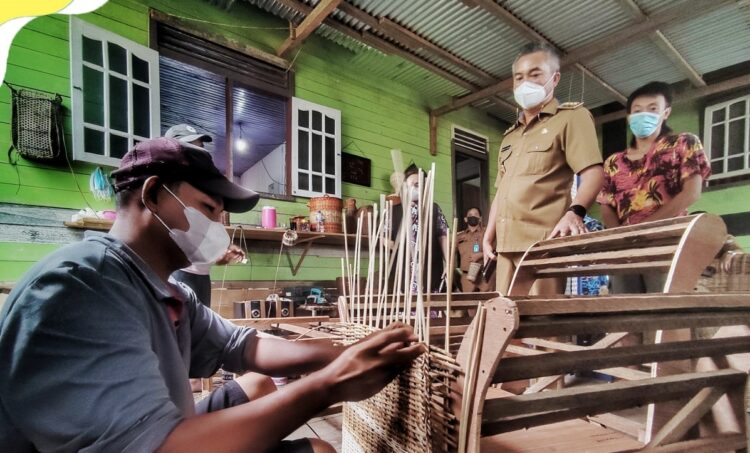 Bupati Kunjungi Salah Satu Pengrajin Rotan Di Desa Pelita Kanaan