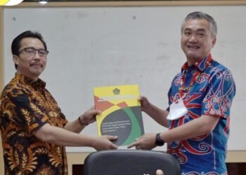 Bupati Terima 2 Dokumen dari Dirjen Bimas Kristen Kemenag RI