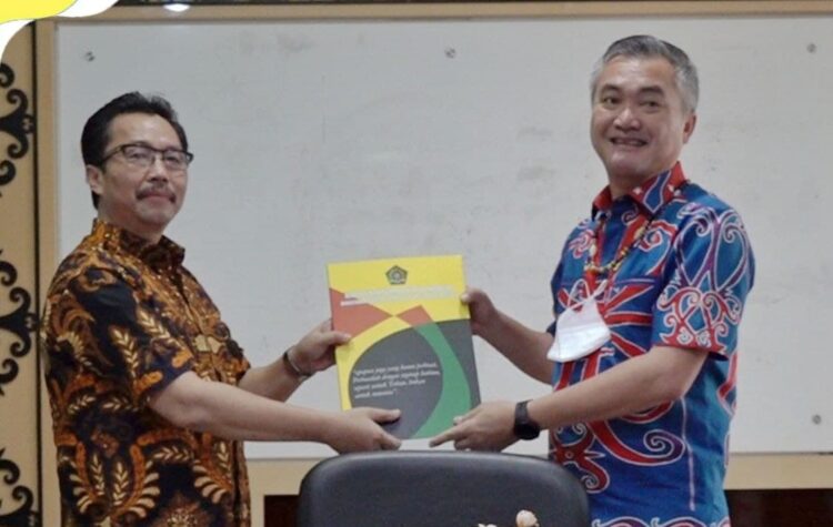 Bupati Terima 2 Dokumen dari Dirjen Bimas Kristen Kemenag RI