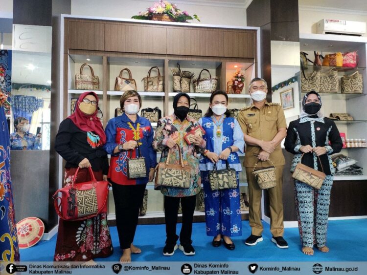 Dihadapan Menteri Sosial RI, Bupati Kenalkan Produk Lokal Malinau