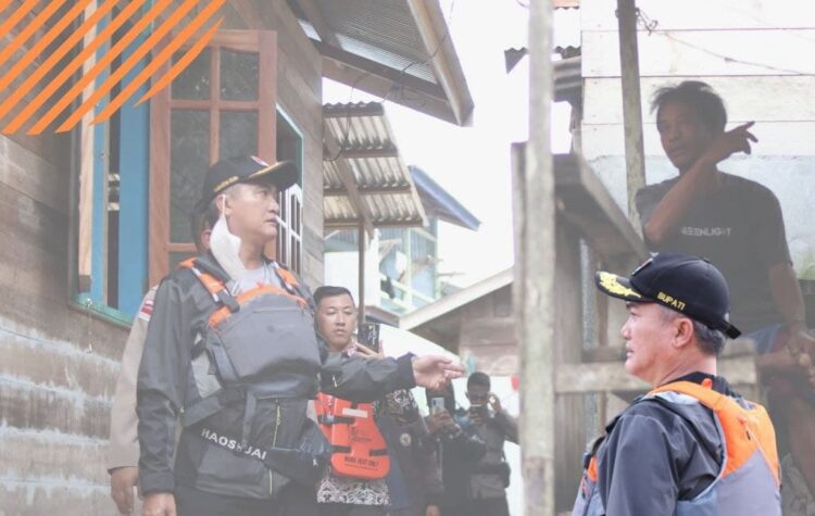 Tinjau Lokasi Banjir, Bupati Himbau Warga Untuk Selalu Waspada