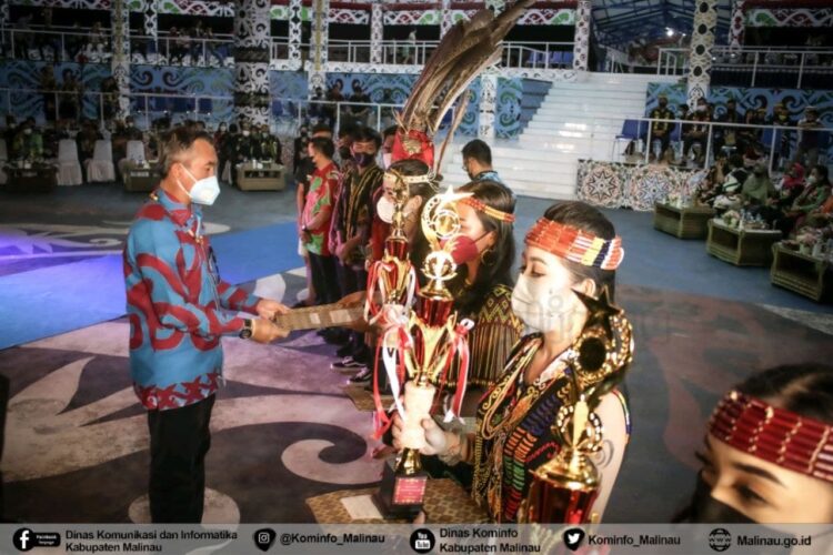 Bupati Tutup Festival Budaya Dayak Tahol