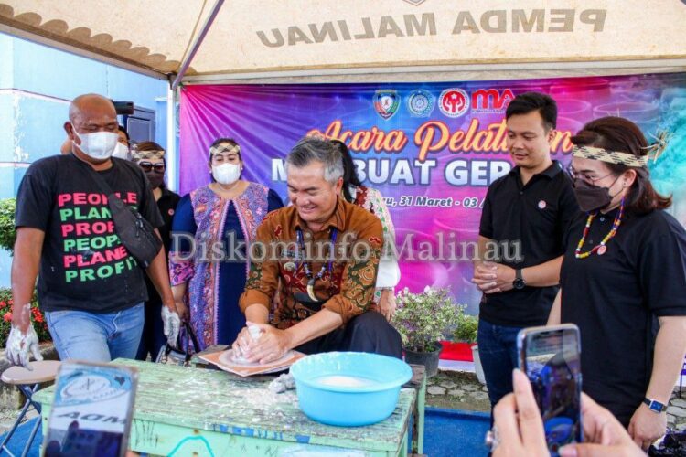 Bupati Buka Secara Resmi Pelatihan Membuat Gerabah