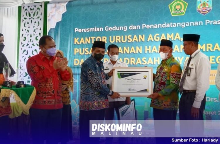 Bupati Terima Penghargaan dari Menteri Agama RI
