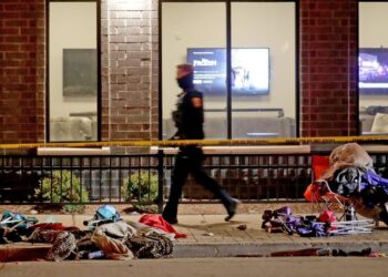 SUV Terabas Parade Natal, Lima Tewas 40 Cedera