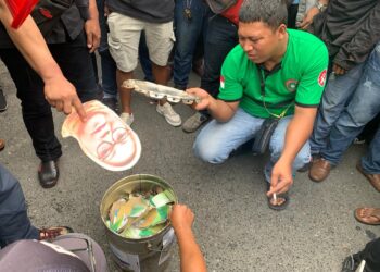 Aksi Bakar Kartu BPJS Warnai Demo Aliansi Buruh Tarakan