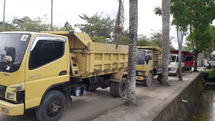 Deretan Truk Memanjang Antri Solar di SPBU Sengkawit