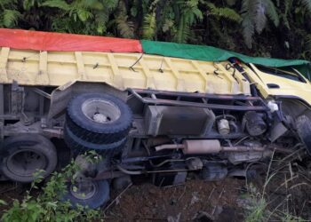 DT Muatan Karnel Kelapa Sawit Terguling di Parit Tempurau