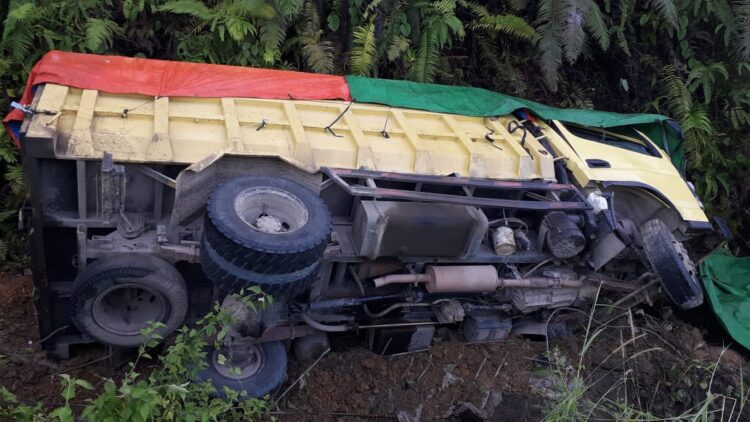 DT Muatan Karnel Kelapa Sawit Terguling di Parit Tempurau