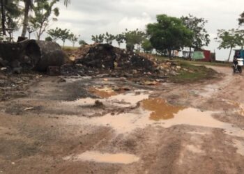 Sering Banjir, Warga Swadaya Lakukan Pengerukan Parit