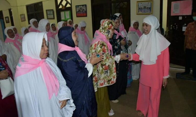 Malam – Malam Datangi Mess Calon Jemaah Haji, Bupati Laura Membagi Pengalamannya Dua Kali Naik Haji