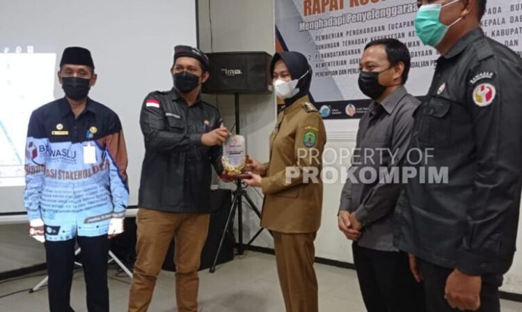 Rakor Stakeholder Hadapi Pemilu Serentak 2024, Bawaslu Berikan Penghargaan Kepada Bupati Nunukan