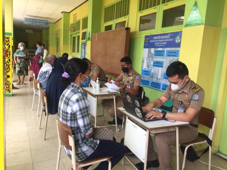 Antusiasme Warga Ikuti Vaksinasi di SDN 024 Tarakan