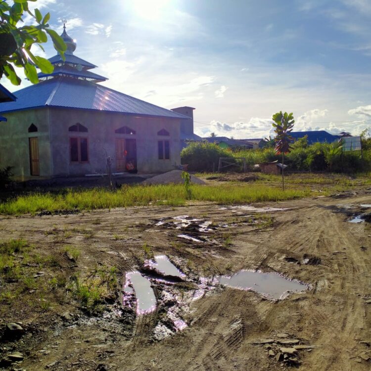 Jalan ke Masjid Nurul Azmi, Dibangun Dana Pribadi Calon Anggota Dewan