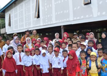 Kunjungi Sekolah Filial di Desa Salang, Laura : Terimah Kasih atas Inisiatif dan Kegigihannya