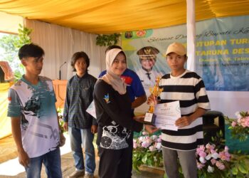 Cuaca Terik Tak Jadi Halangan Bupati Laura Tutup Turnamen Voli dan Sepak Takraw di Sebuku