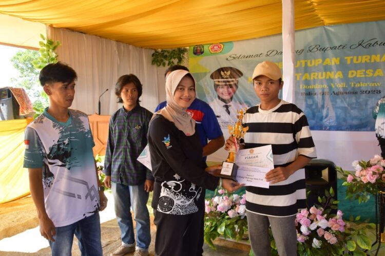 Cuaca Terik Tak Jadi Halangan Bupati Laura Tutup Turnamen Voli dan Sepak Takraw di Sebuku