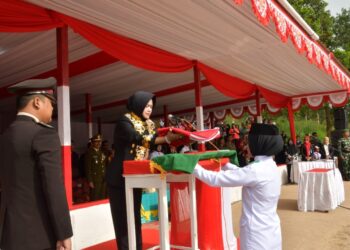 Antusiasme Warga Sambut Bupati Laura di Pelaksanaan Upacara Hut RI ke 78 Tahun