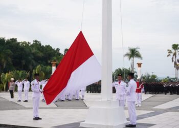Potret Petugas Lakukan Penurunan Bendera di Nunukan, Tetap Semangat Meski Diguyur Hujan