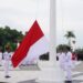 Potret Petugas Lakukan Penurunan Bendera di Nunukan, Tetap Semangat Meski Diguyur Hujan