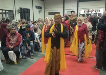 Hadir di Pelantikan Pengurus Pakuwaja, Bupati Laura Disambut Tarian Cucuk Lampah