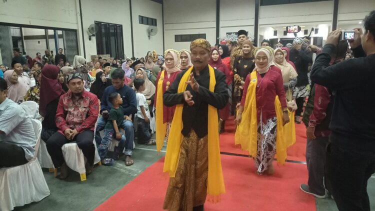 Hadir di Pelantikan Pengurus Pakuwaja, Bupati Laura Disambut Tarian Cucuk Lampah