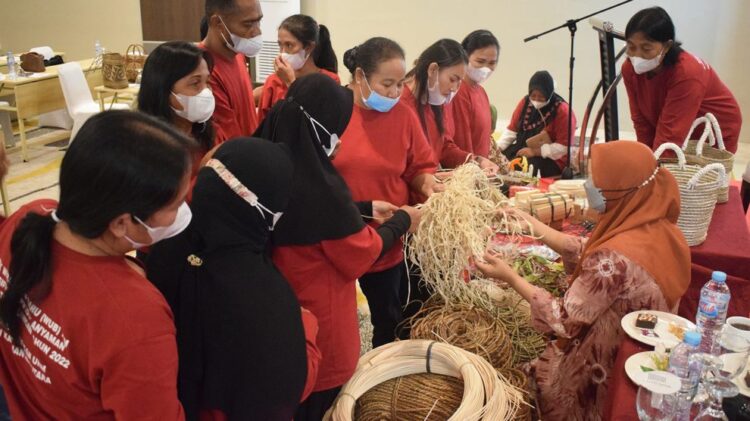 Tingkatkan Keilmuan Pengrajin, Disperindagkop Undang Ahli dari BBKB Yogyakarta