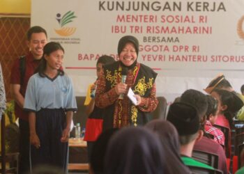 Mensos Serahkan Sejumlah Bantuan di Wilayah 3T di Pulau Sebatik