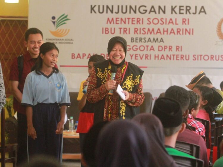 Mensos Serahkan Sejumlah Bantuan di Wilayah 3T di Pulau Sebatik
