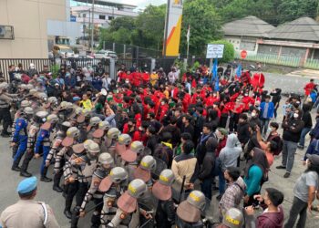 Aksi Dorong-dorongan Hingga Bakar Ban Warnai Demo Mahasiswa