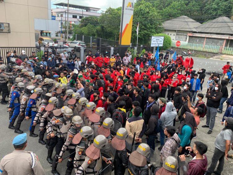 Aksi Dorong-dorongan Hingga Bakar Ban Warnai Demo Mahasiswa