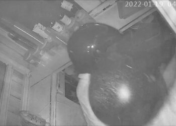 Terekam CCTV, Dua Pria Berhelm Curi Tabung Gas dan Kotak Amal