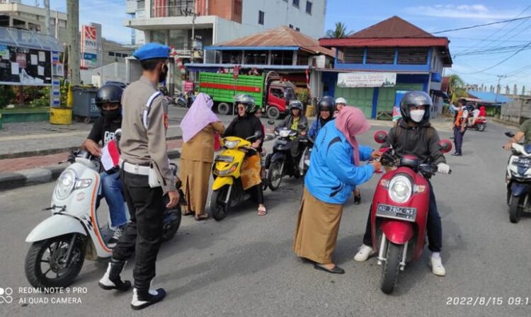 Bagikan Bendera Merah Putih, Semangat Bakesbangpol dan Ormas Tingkatkan Patriotisme dan Nasionalisme