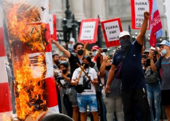 Demonstrasi Anti-IMF Argentina Membakar Ban, dan Melemparkan Batu ke Gedung Kongres