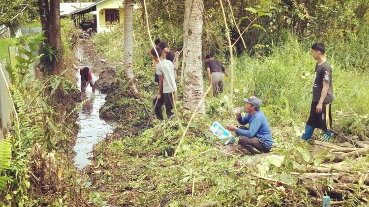 Gotong Royong di Gang Subur, Bangun Parit Sepanjang 300 Meter