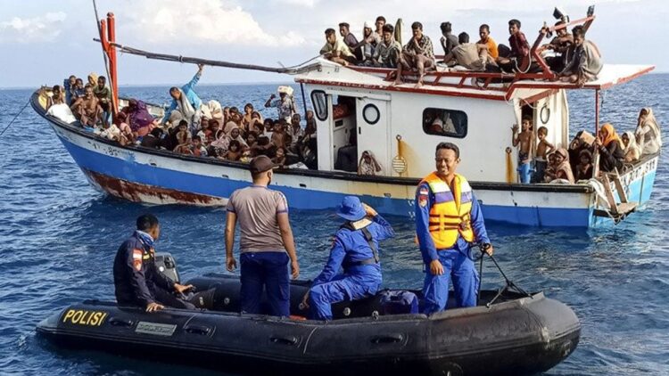 Perahu Pengungsi Rohingya Terdampar di Aceh