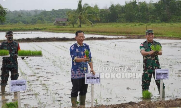 Kunjungi Sekolah di Tulin Onsoi, Wabup Hanafiah : Ayo Aktifkan Gerakan Pramuka di Gudep